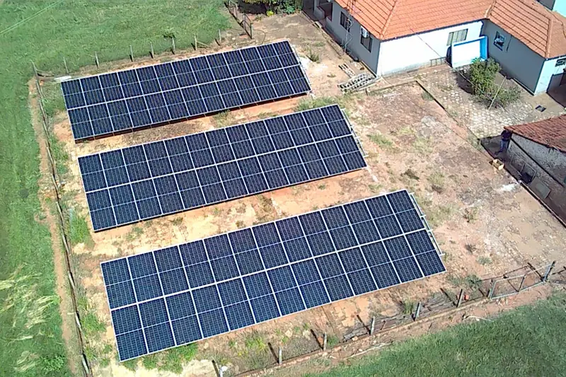 Três fileiras em solo, área rural instalado pela Radisol